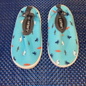Carter’s boy’s toddler sz. 6 water shoes, ador pattern!